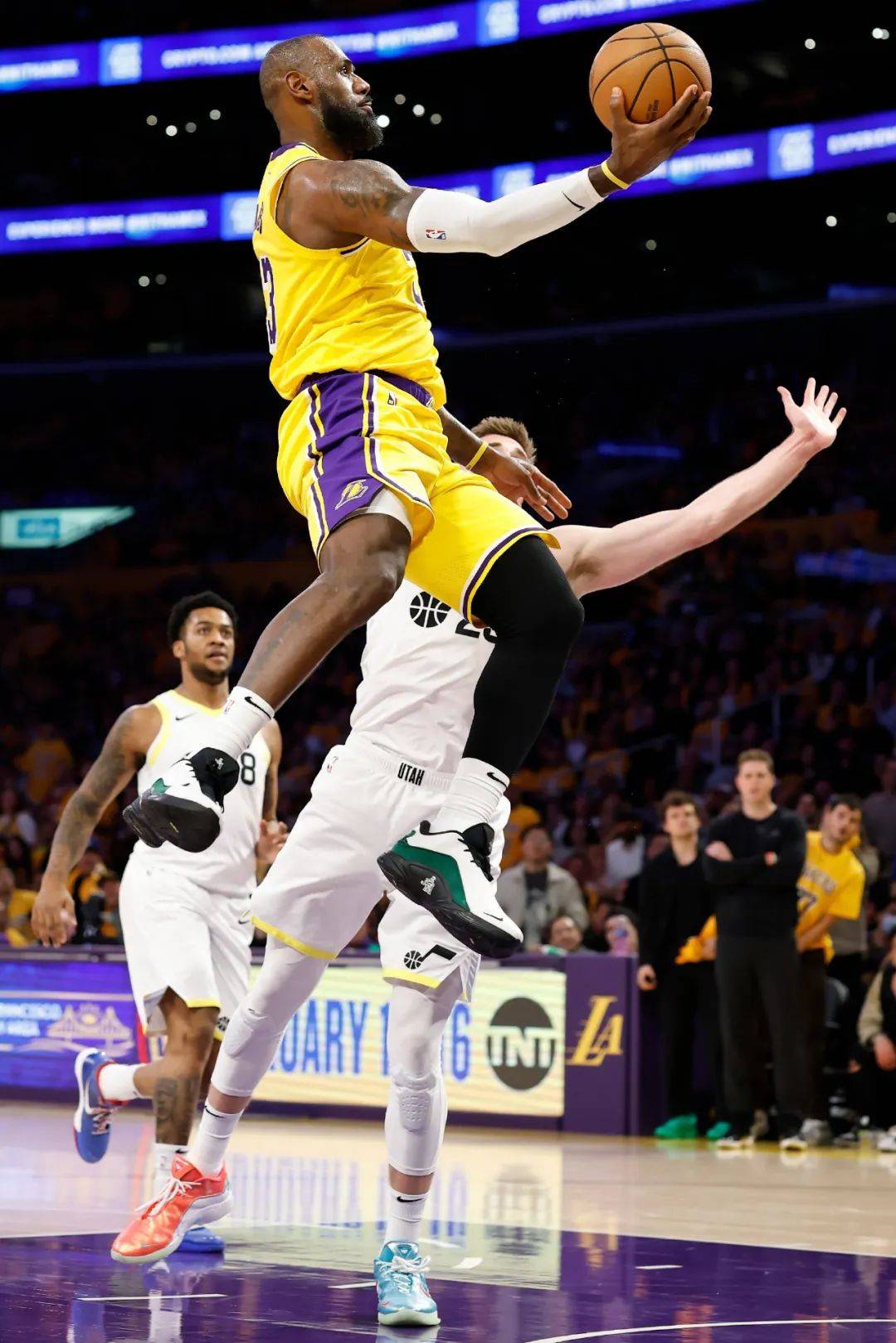 九游-东契奇在SKT比赛中战术调整，夺冠引发热议！