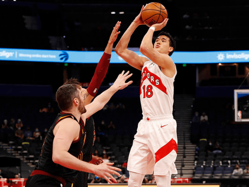 包含西亚卡姆在雄鹿比赛中出色防守，关键助攻引发热议！的词条